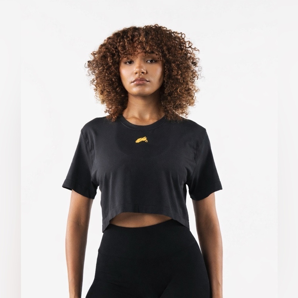 Alphalete โข NWT Wolf Head Airtech ss crop tee - in pebble